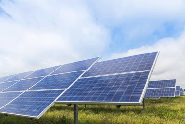 Güneş hücre satır dizi kapatmak ya da fotovoltaik güneş enerjisi santrali açmak kadar havaya doğru güneş güneş ışığı absorbe 