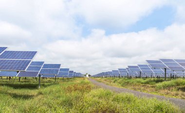 güneş pilleri ya da fotovoltaik güneş enerjisi santrali açmak kadar havaya doğru güneş güneş ışığı absorbe 