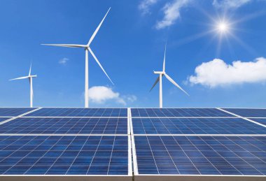güneş pilleri ile hibrid santral sistemleri istasyonunda mavi gökyüzü üzerinde elektrik üreten rüzgar türbinleri 