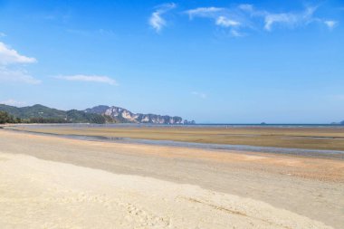 Manzaralı öğleden sonra zaman Ao Nang beach andaman Denizi Krabi, Tayland, Thailand, gelgit sırasında tropikal Beach .