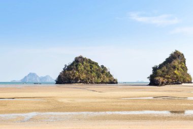  Manzaralı öğleden sonra zaman Ao Nang beach andaman Denizi Krabi, Tayland, Thailand, gelgit sırasında tropikal Beach .