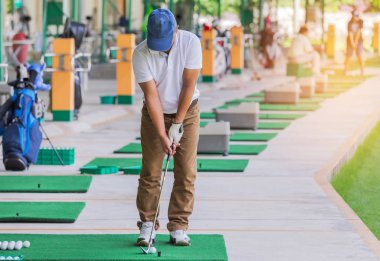 golfçü ile metal golf club golf topu golf sahası yarda ayetlerine driving range uygulamaları sırasında sürücü hazırlanılıyor