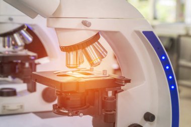 bilim laboratuvarı olarak araştırma deneyler için mikroskop ekipmanların kapatın