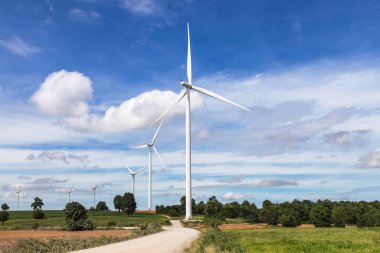 beyaz rüzgar türbinleri rüzgar santrali mavi gökyüzü altında nature alternatif yenilenebilir enerji elektrik üretme 