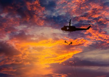    siluet asker eylem rappelling, helikopterden sunset Bulvarında eğitim askeri misyon counter terörizm saldırı ile aşağı in
