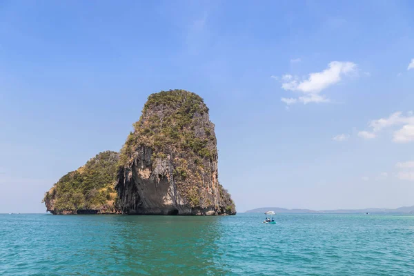 Grande Isola Calcare Nel Mare Andaman Railay Spiaggia Krabi Thailandia — Foto Stock