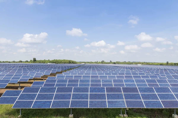 太陽電池や太陽光発電所変換太陽から電気代替再生可能エネルギーに太陽からの光のエネルギーで太陽光発電の行配列 — ストック写真
