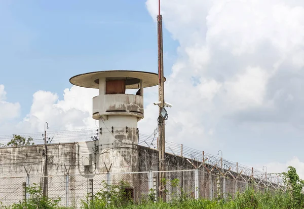 Cctv セキュリティ カメラや監視システム晴れた日に刑務所の見張り塔で動作 — ストック写真