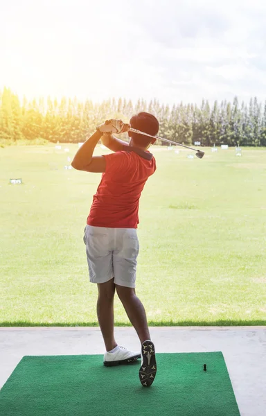 Joven Golfista Acción Golpeando Tiro Golf Durante Práctica Conducción Campo —  Fotos de Stock