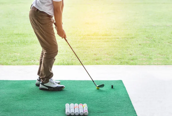 Golfista Kovovou Golfového Klubu Připravuje Řídit Golfový Míček Během Cvičné — Stock fotografie