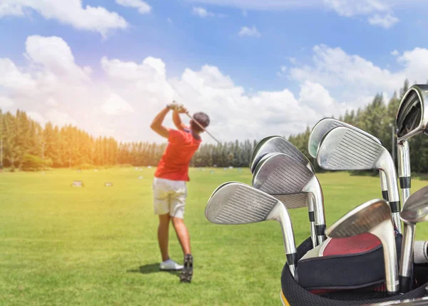 Chiudere Mazze Golf Metallo Borsa Con Golfista Durante Pratica Driving — Foto Stock