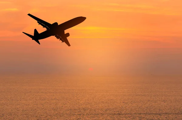 Avión Pasajeros Silueta Volando Hacia Cielo Gran Altitud Por Encima — Foto de Stock