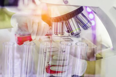 Kimya sıvı taşıyan çift pozlama bilim adamı kadın araştırma tüp el bilim adamı Araştırma mikroskobu ekipmanlı şişesi holding ile deneyler bilim laboratuvarı