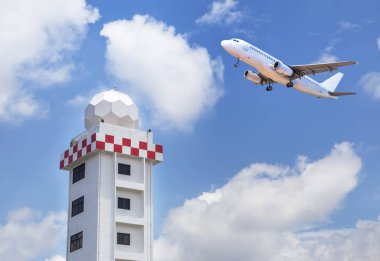 Havacılık Meteoroloji İstasyonu kule ya da hava radar kubbesi İstasyonu kule havaalanında yolcu uçak jet mavi gökyüzü kalktıktan ile 