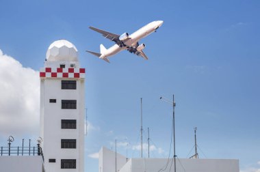 Havacılık Meteoroloji İstasyonu kule ya da hava radar kubbesi İstasyonu kule havaalanında yolcu uçak jet mavi gökyüzü kalktıktan ile