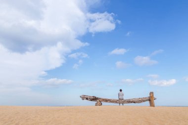 Eski ahşap günlük oturan arka görünümü kadın kumsalın tadını çıkar tropikal deniz mavi gökyüzü ile için