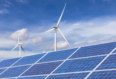    Güneş Pilleri ile elektrik hibrid santral sistemleri istasyonunda mavi gökyüzü arka plan doğadan'deki alternatif yenilenebilir enerji üreten Rüzgar türbinleri  