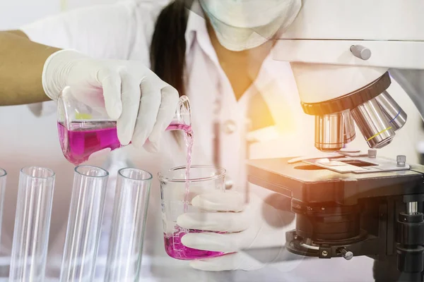 Διπλή Έκθεση Κοντινό Επιστήμονας Έρευνα Γυναίκα Φέρνοντας Χημείας Υγρό Μικροσκόπιο — Φωτογραφία Αρχείου