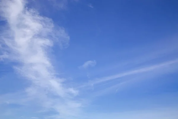Soyut Beyaz Bulutların Üstünde Mavi Gökyüzü Arka Planda Tropikal Iklim — Stok fotoğraf
