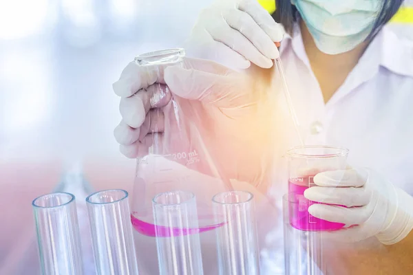 Sınanacak Araştırma Kimya Sıvı Taşıyan Bilim Adamı Tüp Kimyasal Sıvı — Stok fotoğraf