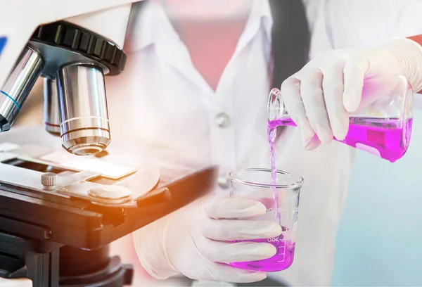 Bilim Adamı Kadın Araştırma Kimya Sıvı Ile Mikroskop Ekipmanların Araştırma — Stok fotoğraf