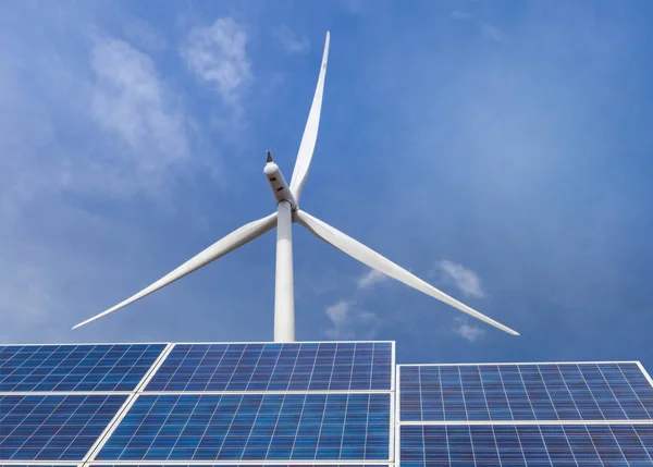 Güneş Panelleri Rüzgar Türbinleri Elektrik Hibrid Santral Güneş Enerji Rüzgar — Stok fotoğraf