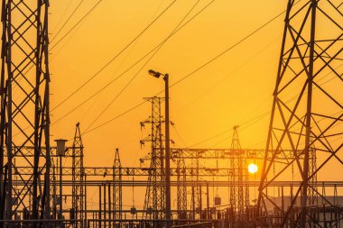 siluet yüksek gerilim elektrik direkleri pilon Sunset'teki elektrik santraller Trafo Merkezi 