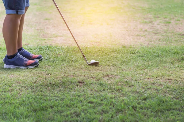 高尔夫球手与金属高尔夫球杆准备驾驶高尔夫球在高尔夫球场的球道上 — 图库照片