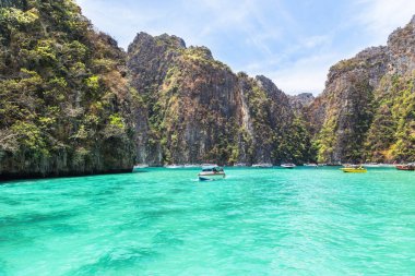 Görünümdür Pileh Körfezi'nin mavi lagün ile kireçtaşı rock popüler koyunda phi phi Adası andaman Denizi'nde Krabi, Tayland.