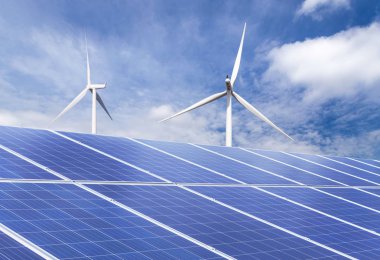 güneş pilleri ile hibrid santral sistemleri istasyonunda mavi gökyüzü üzerinde elektrik üreten rüzgar türbinleri