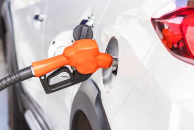 Arabada benzin istasyonu için benzin pompası yakıt ikmali turuncu yakıt bașlık    