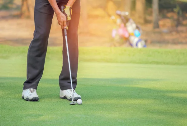 Golfista Acción Poniendo Pelota Golf Hierba Verde Cerca Del Agujero —  Fotos de Stock