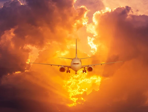 Avión Blanco Pasajeros Volando Hacia Cielo Gran Altitud Durante Puesta — Foto de Stock