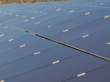  İnce film güneş pilleri veya amorf silikon güneş hücreleri dizisi kapatmak ya da fotovoltaik güneş enerjisi Santrali açmak kadar havaya doğru güneş ışığından elektrik üretmek için güneş kullanımı ışık enerjisini absorbe 