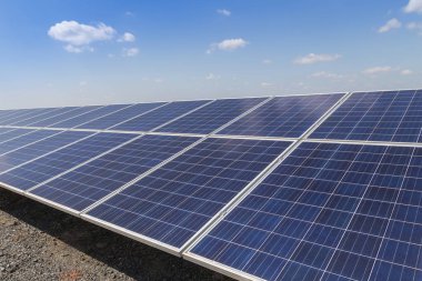 Güneş panelleri veya güneş pilleri veya güneş enerjisi istasyonundaki fotovoltaik, yenilenebilir yeşil enerji enerji verimliliğidir.