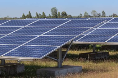 polikristalin silikon güneş pilleri ya da fotovoltaik hücreler havaya doğru kadar güneş enerjisi Santrali sırayla satır dizi absorbe güneş ışığından güneş alternatif yenilenebilir enerji enerji verimliliği üzerinde mavi gökyüzü 