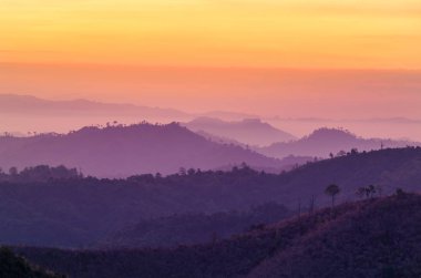 Katmanlar dağ hills adlı Tayland üzerinden yüksek açı görünümle puslu gündoğumu erken sabah manzaralı kapalı