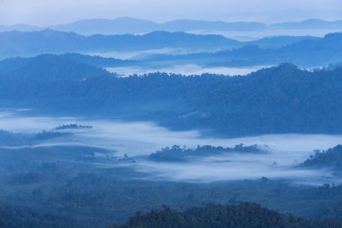 Katmanlar dağ hills adlı Tayland üzerinden yüksek açı görünümle puslu gündoğumu erken sabah manzaralı kapalı