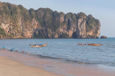  Manzaralı öğleden sonra zaman Ao Nang beach andaman Denizi Krabi, Tayland, Thailand, gelgit sırasında tropikal Beach .