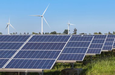 Satır dizi polikristalin silikon güneş panelleri ve rüzgar türbinleri hibrid santral sistemleri istasyonu alternatif yenilenebilir enerji doğal elektrik üretme