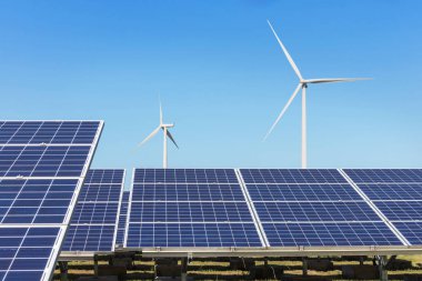 Satır dizi polikristalin silikon güneş panelleri ve rüzgar türbinleri hibrid santral sistemleri istasyonu alternatif yenilenebilir enerji doğal elektrik üretme