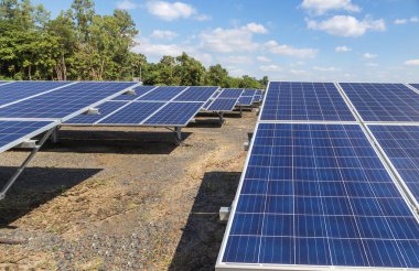            Güneş hücre satır dizi kapatmak ya da fotovoltaik güneş güç istasyonu güneşten elektrik alternatif yenilenebilir temiz enerji güneş'ten ışık enerjisi dönüştürmek