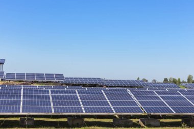       Polikristalin silikon güneş hücreleri satır dizi kadar kapatın veya güneş ışığından mavi gökyüzü güneş alternatif yenilenebilir enerjide fotovoltaik hücreler havaya doğru kadar güneş enerjisi Santrali sırayla emme 