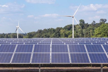 Güneş panelleri ve rüzgar türbinleri elektrik üreten güneş ve rüzgar enerjisi hibrid santral sistemleri istasyonunda kullanın yenilenebilir enerji elektrik üretmek için 