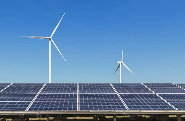 Wierszy Tablicy Polikrystalicznych Krzemu Panele Słoneczne Turbiny Wiatrowe Wytwarzania Energii — Zdjęcie stockowe