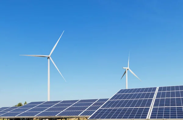 Güneş panelleri ve rüzgar türbinleri elektrik üreten güneş ve rüzgar enerjisi hibrid santral sistemleri istasyonunda kullanın yenilenebilir enerji mavi gökyüzü ile elektrik üretmek için 