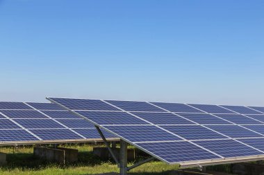 güneş enerjisi santrali istasyonu sistemlerinde polikristalin silikon güneş pilleri veya fotovoltaik hücre satır dizi elektrik alternatif yenilenebilir enerji verimliliği içine güneşten ışık enerjisi dönüştürmek