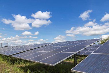 polikristalin silikon güneş pilleri veya güneş enerjisi santralinde fotovoltaik hücreler gökyüzüne açmak mavi gökyüzünde güneş alternatif yenilenebilir enerji enerji verimliliği güneş ışığı absorbe 