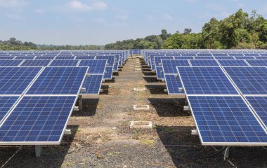polikristalin silikon güneş pilleri veya güneş enerjisi santralinde fotovoltaik hücrelerin satır dizi gökyüzüne çevirmek güneş alternatif yenilenebilir enerji enerji verimliliği güneş ışığı absorbe
