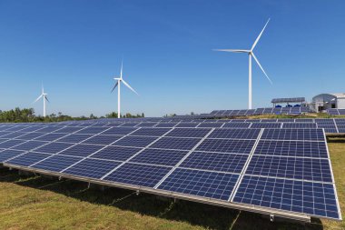    Güneş Pilleri ile elektrik hibrid santral sistemleri istasyonda mavi gökyüzü arka plan doğa ekoloji kavramı alternatif yenilenebilir enerji üretme Rüzgar türbinleri.   